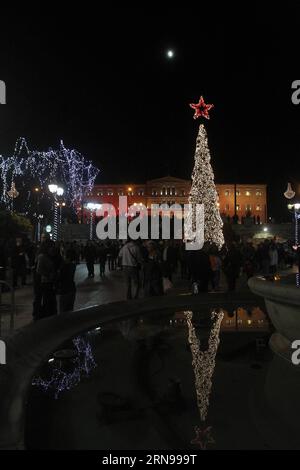 (151124) -- ATHEN, 24. Nov. 2015 -- Foto aufgenommen am 24. Nov. 2015 zeigt einen leuchtenden Weihnachtsbaum auf dem Syntagma-Platz, offizielle Weihnachtszeremonie in Athen, Griechenland, 24. Nov. 2015. ) GRIECHENLAND-ATHEN-WEIHNACHTSFEIERLICHKEITEN MariosxLolos PUBLICATIONxNOTxINxCHN 151124 Athen 24. November 2015 Foto aufgenommen AM 24. November 2015 zeigt einen leuchtenden Weihnachtsbaum AUF dem Syntagma-Platz Offizielle Weihnachtsfeierlichkeiten in Athen Griechenland 24. November 2015 Griechenland Athen Weihnachtsfeierlichkeiten MariosxLolos PUBLICATIONxNOTxINxCHN Stockfoto