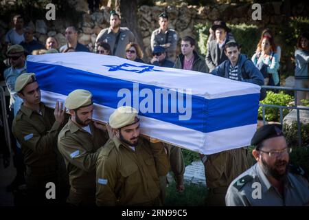 (151124) – JERUSALEM, 24. November 2015 – israelische Soldaten tragen den Sarg des 18-jährigen Soldaten Ziv Mizrachi während seiner Beerdigung auf dem Militärfriedhof Mount Herzl in Jerusalem am 24. November 2015. Mizrachi wurde am Montag an einer Tankstelle an der Route 443, der Hauptstraße, die die jüdischen Siedlungen in der Nähe von Jerusalem und Tel Aviv verbindet, erstochen. MIDEAST-JERUSALEM-ROUTE 443-ATTACK-OPFER-BEERDIGUNG JINI PUBLICATIONxNOTxINxCHN 151124 Jerusalem 24. November 2015 israelische Soldaten tragen den Sarg des 18-jährigen Soldaten ZIV MIZRACHI während seiner Beerdigungszeremonie AUF DEM Militärfriedhof Mount Herzl in Jeru Stockfoto