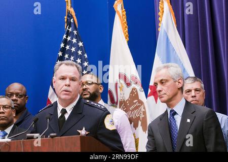 Polizeipräsident Garry McCarthy (L Front) und Bürgermeister Rahm Emanuel (R Front) nehmen am 24. November 2015 an einer Pressekonferenz in Chicago, USA, Teil. Die Polizei veröffentlichte am Dienstag ein Video, das die Erschießung des 17-jährigen Laquan McDonald zeigt, der am 20. Oktober 2014 von dem Chicagoer Polizeibeamten Van Dyke getötet wurde. Van Dyke wurde wegen Mordes ersten Grades in McDonalds Tod angeklagt. HE Xianfeng) US-CHICAGO-POLIZEI-SCHIESSEN Hexianfeng PUBLICATIONxNOTxINxCHN Chicago Police Superintendent Garry McCarthy l Front und Bürgermeister Cream Emanuel r Front nehmen an einer Pressekonferenz in Chicago The Unite Teil Stockfoto