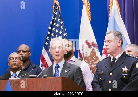 Der Bürgermeister von Chicago Rahm Emanuel (C) und Polizeipräsident Garry McCarthy (R) nehmen am 24. November 2015 an einer Pressekonferenz in Chicago, USA, Teil. Die Polizei veröffentlichte am Dienstag ein Video, das die Erschießung des 17-jährigen Laquan McDonald zeigt, der am 20. Oktober 2014 von dem Chicagoer Polizeibeamten Van Dyke getötet wurde. Van Dyke wurde wegen Mordes ersten Grades in McDonalds Tod angeklagt. HE Xianfeng) US-CHICAGO-POLIZEI-SCHIESSEN Hexianfeng PUBLICATIONxNOTxINxCHN Chicago Bürgermeister Cream Emanuel C und Polizei-Superintendent Garry McCarthy r nahmen an einer Pressekonferenz in Chicago, USA, AM 24. November 2015 Teil Stockfoto