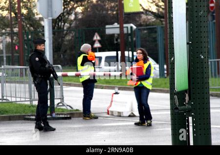 (151125) -- PARIS, 25. November 2015 -- Ein Polizeibeamter steht am Eingang von Le Bourget, wo vom 30. November bis 11. Dezember 2015 in Paris, Frankreich, am 25. November 2015 die Weltklimakonferenz der Vereinten Nationen (COP 21) stattfindet. Frankreich, das bereits unter hoher Terrorgefahr steht, plante, 8.000 Polizisten und Gendarmen über das Land zu schütten, um die nationalen Grenzen zu sichern und die Sicherheit zu Hause zu gewährleisten, wo die bevorstehende UN-Konferenz zum Klimawandel (COP21) nächste Woche stattfinden soll, sagte ein Regierungsbeamter am Mittwoch. )(azp) FRANKREICH-KLIMA-GIPFEL zhengxbin PUBLICATIONxNOTxINxCHN 151125 Stockfoto