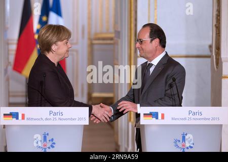 (151125) -- PARIS, 25. November 2015 -- der französische Präsident Francois Hollande(R) gibt Bundeskanzlerin Angela Merkel während einer Pressekonferenz nach einem Treffen im Präsidentenpalast Elysee in Paris am 25. November 2015 die Hand. die deutsche Bundeskanzlerin Angela Merkel und der französische Präsident Francois Hollande haben am Mittwoch ihre Entschlossenheit geschworen, gemeinsam gegen den Terrorismus zu kämpfen. ) FRANKREICH-PARIS-DEUTSCHLAND-TERRORISMUSBEKÄMPFUNG NicolasxKovarik PUBLICATIONxNOTxINxCHN 151125 Paris Nov. 25 2015 französischer Präsident Hollande r gibt Bundeskanzlerin Angela Merkel während einer Pressekonferenz die Hand Stockfoto