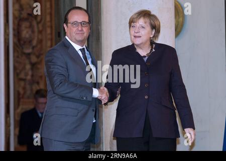 (151125) -- PARIS, 25. November 2015 -- der französische Präsident Francois Hollande(L) gibt Bundeskanzlerin Angela Merkel am 25. November 2015 nach einem Treffen im Präsidentenpalast Elysee in Paris die Hand. die deutsche Bundeskanzlerin Angela Merkel und der französische Präsident Francois Hollande haben am Mittwoch ihre Entschlossenheit geschworen, gemeinsam gegen den Terrorismus zu kämpfen. FRANKREICH-PARIS-DEUTSCHLAND-KAMPF GEGEN DEN TERRORISMUS NicolasxKovarik PUBLICATIONxNOTxINxCHN 151125 Paris Nov 25 2015 französischer Präsident Hollande l gibt nach einem Treffen IM Präsidentenpalast Elysee in die Hände von Bundeskanzlerin Angela Merkel Stockfoto