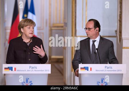 (151125) -- PARIS, 25. November 2015 -- der französische Präsident Francois Hollande(R) und die deutsche Bundeskanzlerin Angela Merkel geben am 25. November 2015 nach einem Treffen im Präsidentenpalast Elysee in Paris eine gemeinsame Erklärung ab. die deutsche Bundeskanzlerin Angela Merkel und der französische Präsident Francois Hollande haben am Mittwoch ihre Entschlossenheit geschworen, gemeinsam gegen den Terrorismus zu kämpfen. ) FRANKREICH-PARIS-DEUTSCHLAND-TERRORISMUSBEKÄMPFUNG NicolasxKovarik PUBLICATIONxNOTxINxCHN 151125 Paris Nov 25 2015 der französische Präsident Hollande r und die deutsche Bundeskanzlerin Angela Merkel geben nach einem Treffen IN der Presi eine gemeinsame Erklärung ab Stockfoto