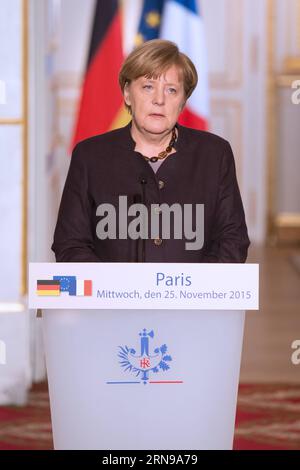 (151125) -- PARIS, 25. November 2015 -- Bundeskanzlerin Angela Merkel gibt am 25. November 2015 eine gemeinsame Erklärung nach einem Treffen mit dem französischen Präsidenten Francois Hollande (nicht im Bild) im Präsidentenpalast Elysee in Paris ab. die deutsche Bundeskanzlerin Angela Merkel und der französische Präsident Francois Hollande haben am Mittwoch ihre Entschlossenheit geschworen, gemeinsam gegen den Terrorismus zu kämpfen. FRANKREICH-PARIS-DEUTSCHLAND-TERRORISMUSBEKÄMPFUNG NicolasxKovarik PUBLICATIONxNOTxINxCHN 151125 Paris Nov 25 2015 Bundeskanzlerin Angela Merkel gibt nach einem Treffen mit dem französischen Präsidenten Francois Ho eine gemeinsame Erklärung ab Stockfoto