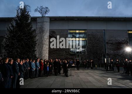Angela Merkel nimmt den Weihnachtsbaum für das Kanzleramt entgegen (151126) -- BERLIN, 26. November 2015 -- Bundeskanzlerin Angela Merkel (1. R, Front) spricht anlässlich der jährlichen Einweihung der drei Weihnachtsbäume für das Bundeskanzleramt, um die Weihnachtszeit am 26. November 2015 in Berlin zu beginnen. DEUTSCHLAND-BERLIN-WEIHNACHTSZEIT-MERKEL ZhangxFan PUBLICATIONxNOTxINxCHN Angela Merkel bemerkt den Weihnachtsbaum für die Kanzlei im Gegensatz 151126 Berlin November 26 2015 Bundeskanzlerin Angela Merkel 1. Front spricht während der jährlichen Einweihung der drei Christma Stockfoto