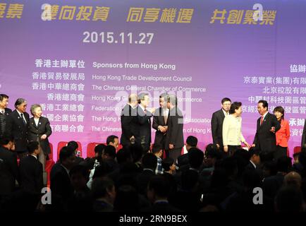 (151127) -- HONGKONG, 27. November 2015 -- Gäste kommunizieren bei der Eröffnungszeremonie des 19. Pekinger Hong Kong Economic Cooperation Symposiums im südchinesischen Hongkong, 27. November 2015. ) (dhf) CHINA-PEKING HONG KONG ECONOMIC COOPERATION SYMPOSIUM CEREMONY (CN) LixPeng PUBLICATIONxNOTxINxCHN 151127 Hong Kong Nov 27 2015 Gäste kommunizieren BEI der Eröffnungszeremonie des 19. Beijing Hong Kong Economic Cooperation Symposium in Südchina S Hong Kong Nov 27 2015 DHF China Beijing Hong Kong Economic Cooperation Symposium Ceremony CN LixPeng PUBLICATIONxNOTxINxCHN Stockfoto