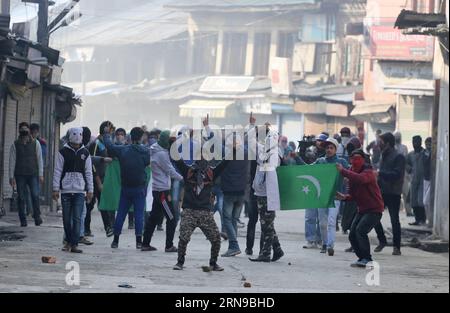 (151127) -- SRINAGAR, 27. November 2015 -- muslimische Demonstranten aus Kaschmir schreien Losungen aus Ameisenindien, während sie pakistanische Flaggen während eines Protestes in Srinagar, der Sommerhauptstadt des von Indien kontrollierten Kaschmirs, am 27. November 2015 halten. Die indische Polizei feuerte Dutzende von Tränengaskanistern und Gummigeschossen ab, um die muslimischen Demonstranten aus Kaschmir, die gegen die fortgesetzte Inhaftierung von Kaschmir-Jugendlichen und Separatistenführern durch die indische Polizei in dem von Indien kontrollierten Kaschmir protestierten, zu zerstreuen. )(azp) KASCHMIR-SRINAGAR-PROTEST JavedxDar PUBLICATIONxNOTxINxCHN 151127 Srinagar Nov 27 2015 Kashmiri muslimische Demonstranten rufen Ant Indien Stockfoto