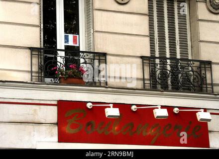 (151128) -- PARIS, 27. November 2015 -- Foto vom 27. November 2015 zeigt eine französische Nationalflagge auf einem Fenster während der nationalen Tribut an die Opfer der Pariser Attentate vom 13. November in Paris. Regierungsbeamte, Politiker aus linken und rechten Lagern und Führer verschiedener religiöser Gruppen versammelten sich am Freitag im Militärmuseum Les Invalides, um den 130 Menschen zu gedenken, die während der Terroranschläge vom 13. November getötet wurden. )(zhf) FRANCE-PARIS-NATIONAL TRIBUTE-FLAGS ZhengxBin PUBLICATIONxNOTxINxCHN Paris Nov 27 2015 Foto aufgenommen AM November 27 2015 zeigt einen französischen Nationalspieler Stockfoto