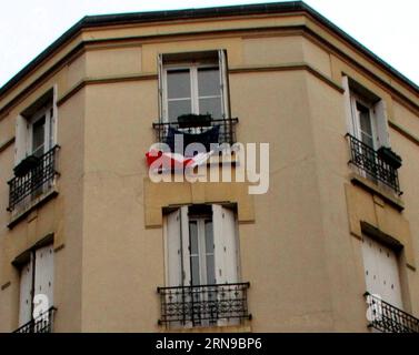 (151128) -- PARIS, 27. November 2015 -- Foto vom 27. November 2015 zeigt eine französische Nationalflagge vor einem Fenster während der nationalen Tribut an die Opfer der Pariser Attentate vom 13. November in Paris. Regierungsbeamte, Politiker aus linken und rechten Lagern und Führer verschiedener religiöser Gruppen versammelten sich am Freitag im Militärmuseum Les Invalides, um den 130 Menschen zu gedenken, die während der Terroranschläge vom 13. November getötet wurden. )(zhf) FRANCE-PARIS-NATIONAL TRIBUTE-FLAGS ZhengxBin PUBLICATIONxNOTxINxCHN Paris Nov 27 2015 Foto aufgenommen AM November 27 2015 zeigt eine französische Nat Stockfoto