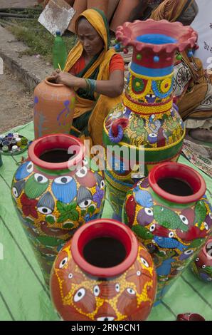 (151129) -- KOLKATA, 28. November 2015 -- eine indische Handwerkerin bereitet Kunsthandwerk auf einer Messe in Kolkata, Hauptstadt des ostindischen Bundesstaates Westbengalen, 28. November 2015 vor. ) INDIEN-KOLKATA-HANDWERKSMESSE TumpaxMondal PUBLICATIONxNOTxINxCHN 151129 Kolkata November 28 2015 zu Indian alejandra bereitet Handwerksmesse AUF einer Messe in Kolkata Hauptstadt des östlichen indischen Staates WESTBENGALEN Nov 28 2015 Indien Kolkata HANDWERKSMESSE TumpaxMondal PUBLICATIONxNOTxINxCHN vor Stockfoto