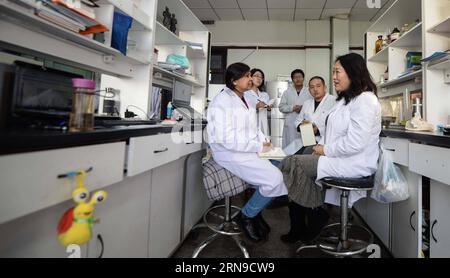 (151129) -- CHANGCHUN, November 26, 2015 -- Rambha Kumari Shah (L, Front), eine Medizinstudentin aus Nepal, spricht mit ihrer Doktorandin im Labor im Norman Bethune Health Science Center der Jilin Universität in Changchun, Hauptstadt der nordöstlichen Provinz Jilin, am 26. November 2015. Die 39-jährige Rambha Kumari Shah und ihre Tochter Neelam Kumari Shah studieren beide am Norman Bethune Health Science Center der Jilin University. Die Mutter ist Doktorandin für Mikrobiologie, die Tochter Masterstudentin für Gastroenterologie. Insgesamt 528 ausländische Studenten studierten Medizin im Zentrum, die meisten davon Stockfoto