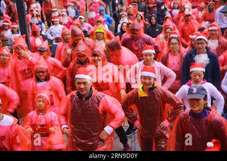 (151129) -- SHANGHAI, 29. November 2015 -- die Teilnehmer wärmen sich auf, bevor sie den Benefizlauf im ostchinesischen Shanghai, 29. November 2015, durchführen. Der erste Lujiazui Christmas Charity Run startete am Sonntag bei Regen, an dem rund 1.000 Läufer in weihnachtlichem Outfit teilnahmen. ) (dhf) CHINA-SHANGHAI-CHARITY RUN (CN) LiuxYing PUBLICATIONxNOTxINxCHN 151129 Shanghai Nov 29 2015 Teilnehmer wärmen sich vor dem Charity Run in Ostchina S Shanghai Nov 29 2015 der erste Lujiazui Christmas Charity Run startete AM Sonntag in Rain mit rund 1 000 LÄUFERN, die sich in Weihnachtsstimmung kleideten Stockfoto