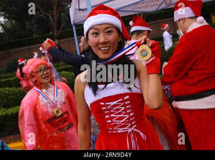 (151129) -- SHANGHAI, 29. November 2015 -- Eine Teilnehmerin zeigt ihre Gedenkmedaille für die Durchführung des Benefizlaufs im ostchinesischen Shanghai, 29. November 2015. Der erste Lujiazui Christmas Charity Run startete am Sonntag bei Regen, an dem rund 1.000 Läufer in weihnachtlichem Outfit teilnahmen. ) (dhf) CHINA-SHANGHAI-CHARITY RUN (CN) LiuxYing PUBLICATIONxNOTxINxCHN 151129 Shanghai Nov 29 2015 eine Teilnehmerin zeigt ihre Gedenkmedaille für den Charity Run in Ostchina S Shanghai Nov 29 2015 der erste Lujiazui Christmas Charity Run startete AM Sonntag in Rain mit rund 1 000 RU Stockfoto