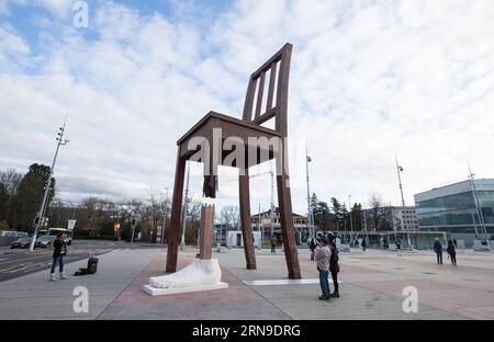 (151130) -- GENF, 30. November 2015 -- Fotos vom 30. November 2015 zeigen die berühmte Skulptur Broken Chair, die mit einem neuen Bein und einem neuen Fuß auf dem Place des Nations in Genf, Schweiz, installiert wurde. Eine Tagung der Vertragsstaaten des Übereinkommens von 1997 über das Verbot des Einsatzes, der Lagerung, der Herstellung und der Weitergabe von Antipersonenminen und über deren Vernichtung, die am Montag in Genf eröffnet wurde. ) SCHWEIZ-GENF-GEBROCHENER STUHL-NEUES BEIN XuxJinquan PUBLICATIONxNOTxINxCHN 151130 Genf Nov 30 2015 Fotos, die AM 30 2015. November aufgenommen wurden, zeigen den berühmten Sculpture Broken Chair, der mit einem neuen Bein und einem neuen Fuß installiert wurde Stockfoto