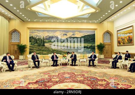 (151130) -- PEKING, 30. November 2015 -- Liu Yunshan (3. R, Front), Mitglied des Ständigen Ausschusses des Politischen Büros des Zentralkomitees der Kommunistischen Partei Chinas (KPCh), trifft sich mit Vertretern von BRICS-Medienorganisationen, die zum ersten BRICS-Mediengipfel in Peking, der Hauptstadt Chinas, am 30. November 2015, hier sind. )(mcg) CHINA-BEIJING-LIU YUNSHAN-BRICS MEDIA SUMMIT-MEETING (CN) RaoxAimin PUBLICATIONxNOTxINxCHN 151130 Peking Nov 30 2015 Liu Yunshan 3. Front Mitglied des Thing Committee des Politischen Büros des ZK der Kommunistischen Partei Chinas Stockfoto