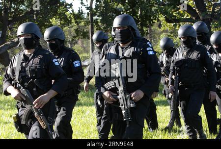 ESCUINTLA, 2015 -- Polizisten stehen Wache vor einem Gefängnis, in dem am 30. November 2015 ein Aufstand zwischen rivalisierenden inhaftierten Banden ausbrach, im Departement Escuintla, Guatemala. Mindestens 17 Häftlinge sind gestorben, nachdem ein Aufstand zwischen rivalisierenden inhaftierten Banden in einem Gefängnis in Guatemalas südlichem Departement Escuintla ausgebrochen sein soll, teilte die Staatsanwaltschaft des zentralamerikanischen Landes am Montag mit. GUATEMALA-ESCUINTLA-GEFÄNGNIS AUFSTAND FlavioxSosa PUBLICATIONxNOTxINxCHN Escuintla 2015 Polizisten stehen Wache vor einem Gefängnis, in dem angeblich ein Aufstand zwischen der Inkarce des Rivalen ausbrach Stockfoto