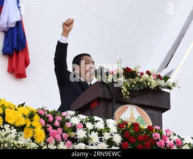 Der laotische Präsident Choummaly Sayasone, der auch Generalsekretär des Zentralkomitees der Laotischen Volksrevolutionären Partei (LPRP) ist, hält eine Rede während der Parade zum 40. Jahrestag der Gründung der Demokratischen Volksrepublik Laos in Vientiane, Laos, 2. Dezember 2015. ) LAOS-GRÜNDUNGS-40. JUBILÄUMSPARADE RaoxAimin PUBLICATIONxNOTxINxCHN LAO-Präsident Choummaly Sayasone, der damit Generalsekretär des Zentralkomitees der LAO Prominente S Revolutionary Party LPRP IST, hält während der Parade eine Rede zum 40. Jahrestag der Gründung der Th Stockfoto