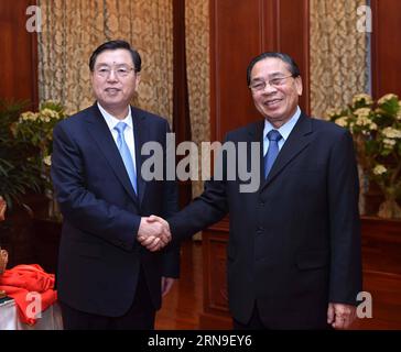 Zhang Dejiang (L), Vorsitzender des Ständigen Ausschusses des Nationalen Volkskongresses Chinas, trifft sich mit dem laotischen Präsidenten Choummaly Sayasone am 1. Dezember 2015 in Vientiane, Laos. )(mcg) LAOS-CHINA-ZHANG DEJIANG-LAO PRÄSIDENT-SITZUNG RaoxAimin PUBLICATIONxNOTxINxCHN Zhang Dejiang l Vorsitzender des Thing Committee of China S National Celebrities S Kongress trifft mit LAO-Präsident Choummaly Sayasone in Vientiane Laos DEZ 1 2015 mcg Laos China Zhang DeICATLAO Präsident Sitzung von RaxBLINXIxTIONICIxNICATO Stockfoto