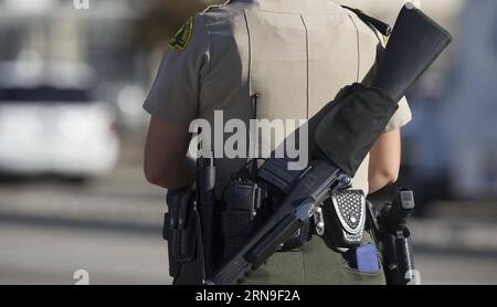 Tote bei Schießerei in San Benardino (151202) -- SAN BERNARDINO, 2. Dezember 2015 -- Ein Polizist patrouilliert am 2. Dezember 2015 in San Bernardino City in Südkalifornien, USA. Mindestens 14 Menschen wurden getötet und 14 weitere verletzt bei einer Schießerei am Mittwoch in San Bernardino City in Südkalifornien und bis zu drei Schützen sind noch aktiv, sagte die Polizei. US-SAN BERNARDINO-SHOOTING YangxLei PUBLICATIONxNOTxINxCHN Tote bei der Schießerei in San Benardino 151202 San Bernardino DEC 2 2015 ein Polizist Patrouille in der Nähe der Szene einer Schießerei in San Bernardino City of Stockfoto