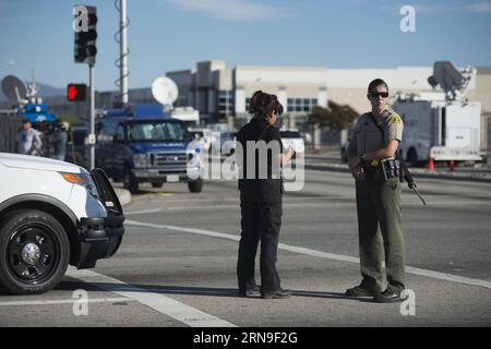 Tote bei Schießerei in San Benardino (151202) -- SAN BERNARDINO, 2. Dezember 2015 -- Polizeiwache in der Nähe des Schauplatzes einer Schießerei in San Bernardino City in Südkalifornien, USA, am 2. Dezember 2015. Mindestens 14 Menschen wurden getötet und 14 weitere verletzt bei einer Schießerei am Mittwoch in San Bernardino City in Südkalifornien und bis zu drei Schützen sind noch aktiv, sagte die Polizei. US-SAN BERNARDINO-SHOOTING YangxLei PUBLICATIONxNOTxINxCHN Todesfälle bei der ERSCHIESSUNG in San Benardino 151202 San Bernardino DEC 2 2015 Polizeiwache nahe dem Schauplatz einer Erschießung in San Bernardino City of Souther Stockfoto