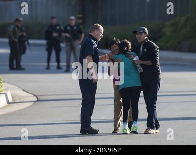 Tote bei Schießerei in San Benardino (151203) -- LOS ANGELES, 3. Dezember 2015 -- Eine Überlebende (2. L) der Massenschießerei im Inland Regional Center trifft ihre Familie nach Polizeiverhören in San Bernardino City of Southern California, USA, 2. Dezember 2015. Ein Verdächtiger wurde am Mittwochnachmittag nach einer Schießerei in San Bernardino erschossen und ein Verdächtiger in Gewahrsam genommen, berichtete die lokale Presse. (zw) U.S.-SAN BERNARDINO-SHOOTING YangxLei PUBLICATIONxNOTxINxCHN Todesfälle bei der Schießerei in San Benardino 151203 Los Angeles DEZ 3 2015 A Survivor 2nd l of T Stockfoto