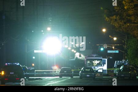 Tote bei Schießerei in San Bernardino LOS ANGELES, 2. Dezember 2015 -- die Leiche des Verdächtigen (R, Down) wird als Polizei gesehen, die das Gebiet in San Bernardino City in Südkalifornien, USA, am 2. Dezember 2015 absperrt. Beide Verdächtige, ein Mann und eine Frau, wurden bei einer tödlichen Massenschießerei in San Bernardino identifiziert, sagte Polizeichef Jarrod Burguan am Mittwoch. Beide wurden bei einer Schießerei mit der Polizei getötet, nachdem in Kalifornien 14 Menschen getötet wurden. (zw) U.S.-SAN BERNARDINO-SHOOTING-AFTERMATH YangxLei PUBLICATIONxNOTxINxCHN Todesfälle bei der Schießerei in Sa Stockfoto