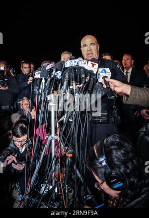 Tote bei Schießerei in San Bernardino LOS ANGELES, 2. Dezember 2015 -- der Polizeichef von San Bernardino, Jarrod Burguan, berichtet den Medien über die Folgen einer Massenschießerei in San Bernardino City of Southern California, USA, 2. Dezember 2015. Beide Verdächtige, ein Mann und eine Frau, wurden bei einer tödlichen Massenschießerei in San Bernardino identifiziert, sagte Polizeichef Jarrod Burguan am Mittwoch. Beide wurden bei einer Schießerei mit der Polizei getötet, nachdem in Kalifornien 14 Menschen getötet wurden. (zw) U.S.-SAN BERNARDINO-SHOOTING-AFTERMATH ZhangxChaoqun PUBLICATIONxNOTxINxCHN Todesfälle A Stockfoto