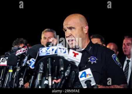 Tote bei Schießerei in San Bernardino LOS ANGELES, 2. Dezember 2015 -- der Polizeichef von San Bernardino, Jarrod Burguan, berichtet den Medien über die Folgen einer Massenschießerei in San Bernardino City of Southern California, USA, 2. Dezember 2015. Beide Verdächtige, ein Mann und eine Frau, wurden bei einer tödlichen Massenschießerei in San Bernardino identifiziert, sagte Polizeichef Jarrod Burguan am Mittwoch. Beide wurden bei einer Schießerei mit der Polizei getötet, nachdem in Kalifornien 14 Menschen getötet wurden. (zw) U.S.-SAN BERNARDINO-SHOOTING-AFTERMATH ZhangxChaoqun PUBLICATIONxNOTxINxCHN Todesfälle A Stockfoto