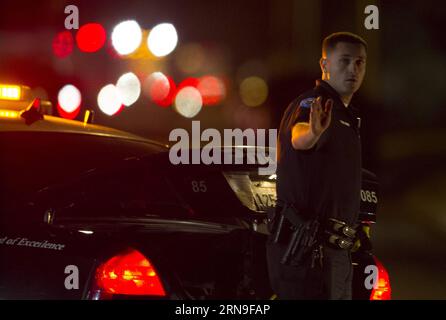 Tote bei Schießerei in San Benardino (151203) -- LOS ANGELES, 2. Dezember 2015 -- Ein Polizist lenkt den Verkehr auf einer Straße nach einer Massenschießerei im Inland Regional Center in San Bernardino City of Southern California, USA, 2. Dezember 2015. Zwei Verdächtige, ein männlicher und ein weiblicher, waren tot und ein möglicher Verdächtiger in Gewahrsam, nachdem am Mittwoch in San Bernardino City of Southern California mindestens 14 Menschen getötet und 17 weitere verletzt wurden. (zw) US-SAN BERNARDINO-SHOOTING YangxLei PUBLICATIONxNOTxINxCHN Todesfälle bei der Schießerei in San Benardino 151203 Los Angeles Stockfoto