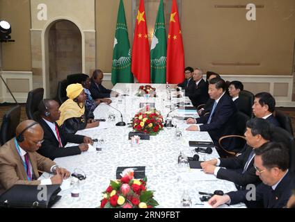 PRETORIA, 3. Dezember 2015 -- der chinesische Präsident Xi Jinping (4. R) trifft am 3. Dezember 2015 in Pretoria (Südafrika) mit der Vorsitzenden der Kommission der Afrikanischen Union (AUC) Nkosazana Dlamini-Zuma (3. L) zusammen. )(wyo) SÜDAFRIKA-CHINA-AUC-XI JINPING-DLAMINI-ZUMA-MEETING PangxXinglei PUBLICATIONxNOTxINxCHN Pretoria DEC 3 2015 chinesischer Präsident Xi Jinping 4. R trifft sich mit der Vorsitzenden der Kommission der Afrikanischen Union AUC Nkosazana Dlamini Zuma 3. L in Pretoria Südafrika NODEC 3 2015 AUC wyxblatxuxininininininininininnnnnnnnnnnnnnnnnnnnnnnigini Südafrika Treffen in China Stockfoto