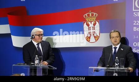 (151204) -- BELGRAD, 4. Dezember 2015 -- der deutsche Außenminister Frank-Walter Steinmeier (L) nimmt am 22. OSZE-Ministerrat in Belgrad, Serbien, am 4,2015. Dezember an einer gemeinsamen Pressekonferenz mit Ivica Dacic, amtierende Vorsitzende der Organisation für Sicherheit und Zusammenarbeit in Europa (OSZE), Teil. Steinmeier wird der nächste Vorsitzende der OSZE sein, da Deutschland 2016 den OSZE-Vorsitz übernimmt. ) SERBIEN-BELGRAD-OSZE-ABSCHLUSSSITZUNG VordragexMilosavljevic PUBLICATIONxNOTxINxCHN 151204 Belgrad DEZ 4 2015 Deutsche Außenminister Frank Walter Stein Meier l AT Stockfoto