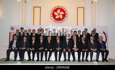 (151205) -- HONG KONG, 5. Dezember 2015 () -- Hong Kong Chief Executive Leung Chun-ying (5. R Front) posiert für ein Gruppenfoto mit Akademikern und Gästen während der Einweihungszeremonie der Academy of Sciences of Hong Kong in Hong Kong, Südchina, 5. Dezember 2015. () (zkr) CHINA-HONG KONG-ACADEMY OF SCIENCES (CN) Xinhua PUBLICATIONxNOTxINxCHN 151205 Hong KONG DEC 5 2015 Hong KONG Chief Executive Leung Chun Ying 5th r Front posiert für ein Gruppenfoto mit AKADEMIKERN und Gästen während der Einweihungszeremonie der Akademie der Wissenschaften von Hongkong in Hong Kong South China DEZ 5 2015 CCR Chin Stockfoto