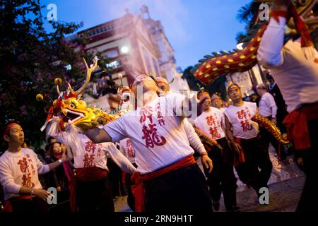 (151206) -- MACAU, 6. Dezember 2015 -- Teilnehmer treten während einer Karnevalsparade auf, um den 16. Jahrestag der Rückkehr Macaus ins Mutterland und den 10. Jahrestag der historischen Stätten, die als Weltkulturerbe aufgeführt sind, in Macau, Südchina, 6. Dezember 2015 zu feiern. Mit dem Thema der Schatzsuche des Maskottchens VIVA, der Parade durch Macao, versammelte Latin City mehr als 1.500 Künstler aus über 10 Ländern und Regionen, darunter Portugal, Frankreich, Peru, Brasilien, unter anderem auch Hongkong und das chinesische Festland. )(mcg) CHINA-MACAO-KARNEVAL PARADE (CN) CheongxKamxKa PUBLICATIONx Stockfoto