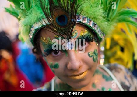 Bilder des Tages (151206) -- MACAO, 6. Dezember 2015 -- ein Schauspieler tritt während einer Karnevalsparade auf, um den 16. Jahrestag der Rückkehr Macaus ins Mutterland und den 10. Jahrestag der historischen Stätten, die als Weltkulturerbe aufgeführt sind, in Macau, Südchina, 6. Dezember 2015 zu feiern. Mit dem Thema der Schatzsuche des Maskottchens VIVA, der Parade durch Macao, versammelte Latin City mehr als 1.500 Künstler aus über 10 Ländern und Regionen, darunter Portugal, Frankreich, Peru, Brasilien, unter anderem auch Hongkong und das chinesische Festland. )(mcg) CHINA-MACAO-KARNEVALSPARADE (CN) CheongxKamxK Stockfoto