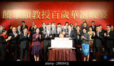 (151206) -- HONGKONG, 6. Dezember 2015 -- Hong Kong Chief Executive Leung Chun-ying (5. L, Front) und Zhang Xiaoming (4. R, Front), Leiter des Verbindungsbüros der Zentralen Volksregierung in Hongkong, feiern den 100. Geburtstag von Jao Tsung-I (C, Front), ein berühmter Hongkonger Experte für traditionelle chinesische Kultur in Hongkong, Südchina, 6. Dezember 2015. )(mcg) CHINA-HONG KONG-JAO TSUNG-I-100. GEBURTSTAG (CN) QinxQing PUBLICATIONxNOTxINxCHN 151206 Hong Kong DEC 6 2015 Hong Kong Chief Executive Leung Chun Ying 5th l Front und Zhang Xiao Ming 4th r Front Head of the Liaison Office of the Stockfoto