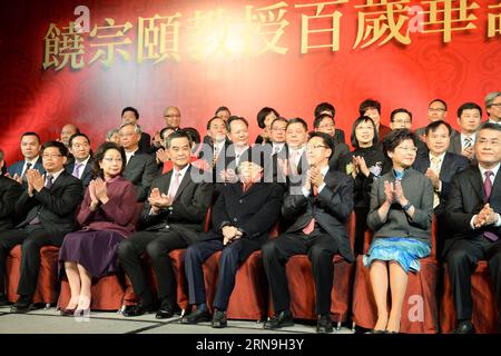 (151206) -- HONGKONG, 6. Dezember 2015 -- Hong Kong Chief Executive Leung Chun-ying (3. L, Front) und Zhang Xiaoming (3. R, Front), Leiter des Verbindungsbüros der Zentralen Volksregierung in Hongkong, feiern den 100. Geburtstag von Jao Tsung-I (C, Front), ein berühmter Hongkonger Experte für traditionelle chinesische Kultur in Hongkong, Südchina, 6. Dezember 2015. )(mcg) CHINA-HONG KONG-JAO TSUNG-I-100. GEBURTSTAG (CN) QinxQing PUBLICATIONxNOTxINxCHN 151206 Hong Kong DEC 6 2015 Hong Kong Chief Executive Leung Chun Ying 3rd l Front und Zhang Xiao Ming 3rd r Front Head des Verbindungsbüros der The Stockfoto