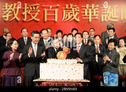 (151206) -- HONGKONG, 6. Dezember 2015 -- Hong Kong Chief Executive Leung Chun-ying (2. L, Front) und Zhang Xiaoming (2. R, Front), Leiter des Verbindungsbüros der Zentralen Volksregierung in Hongkong, feiern den 100. Geburtstag von Jao Tsung-I (3. R, Front), ein berühmter Hongkonger Experte für traditionelle chinesische Kultur in Hongkong, Südchina, 6. Dezember 2015. )(mcg) CHINA-HONG KONG-JAO TSUNG-I-100. GEBURTSTAG (CN) QinxQing PUBLICATIONxNOTxINxCHN 151206 Hong Kong DEC 6 2015 Hong Kong Chief Executive Leung Chun Ying 2nd l Front und Zhang Xiao Ming 2nd r Front Head of the Liaison Office of Stockfoto