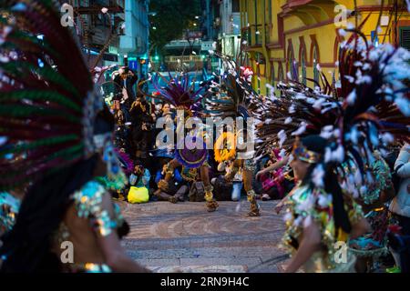 (151206) -- MACAU, 6. Dezember 2015 -- Teilnehmer treten während einer Karnevalsparade auf, um den 16. Jahrestag der Rückkehr Macaus ins Mutterland und den 10. Jahrestag der historischen Stätten, die als Weltkulturerbe aufgeführt sind, in Macau, Südchina, 6. Dezember 2015 zu feiern. Mit dem Thema der Schatzsuche des Maskottchens VIVA, der Parade durch Macao, versammelte Latin City mehr als 1.500 Künstler aus über 10 Ländern und Regionen, darunter Portugal, Frankreich, Peru, Brasilien, unter anderem auch Hongkong und das chinesische Festland. )(mcg) CHINA-MACAO-KARNEVAL PARADE (CN) CheongxKamxKa PUBLICATIONx Stockfoto