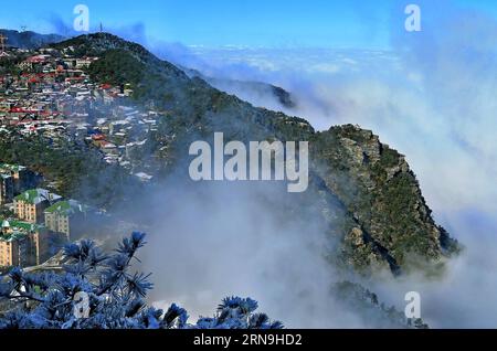 (151207) -- JIUJIANG, 6. Dez. 2015 -- Foto vom 6. Dez. 2015 zeigt die Landschaft des Berges Lushan nach einem Schneefall in Jiujiang, der ostchinesischen Provinz Jiangxi. ) (lfj) CHINA-JIANGXI-LUSHAN MOUNTAIN-LANDSCHAFT (CN) YinxXixiang PUBLICATIONxNOTxINxCHN 151207 Jiujiang DEZ 6 2015 Foto aufgenommen AM DEZ 6 2015 zeigt die Landschaft des Lushan Mountain nach einem Schneefall in Jiujiang Ostchina S Jiangxi Provinz lfj China Jiangxxi Lushan Mountain Landschaft PUxBLN Stockfoto