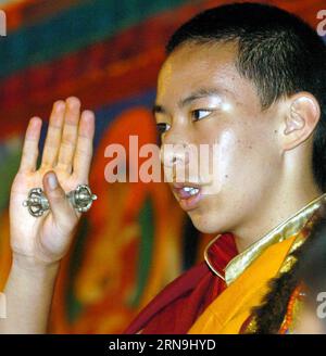 KORREKTUR DES ORTES DER FEIERLICHKEITEN am DIENSTAG S (151208) -- PEKING, 8. Dezember 2015 () -- das Dateifoto vom 3. September 2004 zeigt den 11. Panchen Lama, Bainqen Erdini Qoigyijabu, der an einem berauschenden Ritual zur Segnung der Lamas im Kloster Tashilhunpo in Xigaze, der autonomen Region Tibet im Südwesten Chinas, teilnimmt. Am Dienstag fand in Xigaze, der autonomen Region Tibet im Südwesten Chinas, anlässlich des 20. Jahrestages der Inthronisierung von Bainqen Erdini Qoigyijabu, dem 11. Panchen Lama, einem der beiden am meisten verehrten lebenden Buddhas im tibetischen Buddhismus, eine Feier statt. ()(MCG) (KORREKTUR) CHINA-TIBET Stockfoto