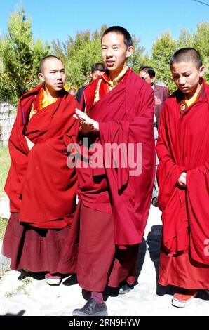 KORREKTUR DES ORTES DER FEIERLICHKEITEN AM DIENSTAG S (151208) -- PEKING, 8. DEZEMBER 2015 -- das am 8. Dezember 2005 aufgenommene Aktenfoto zeigt den 11. Panchen Lama (C, Front), Bainqen Erdini Qoigyijabu, der mit ihm im Tashilhunpo-Kloster in Xigaze, der südwestchinesischen Autonomen Region Tibet, mit Lamas gleichen Alters spricht. Am Dienstag fand in Xigaze, der autonomen Region Tibet im Südwesten Chinas, anlässlich des 20. Jahrestages der Inthronisierung von Bainqen Erdini Qoigyijabu, dem 11. Panchen Lama, einem der beiden am meisten verehrten lebenden Buddhas im tibetischen Buddhismus, eine Feier statt. )(MCG) (KORREKTUR) CHINA-TIBET-1 Stockfoto