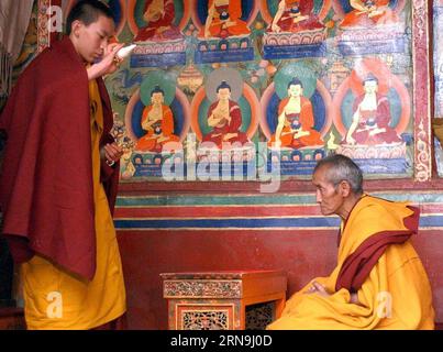 KORREKTUR DES ORTES DER DIENSTAG S FEIER (151208) -- PEKING, 8. Dezember 2015 -- das Dateifoto vom 1. Juli 2002 zeigt den 11. Panchen Lama (L), Bainqen Erdini Qoigyijabu, der seinem Sutra-Lehrer im Tashilhunpo-Kloster in Xigaze, der autonomen Region Tibet im Südwesten Chinas, kopfberührende Segnungen anbietet. Am Dienstag fand in Xigaze, der autonomen Region Tibet im Südwesten Chinas, anlässlich des 20. Jahrestages der Inthronisierung von Bainqen Erdini Qoigyijabu, dem 11. Panchen Lama, einem der beiden am meisten verehrten lebenden Buddhas im tibetischen Buddhismus, eine Feier statt. )(MCG) (KORREKTUR) CHINA-TIBE Stockfoto