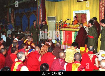 KORREKTUR DES ORTES DER FEIERLICHKEITEN AM DIENSTAG S (151208) -- PEKING, 8. DEZEMBER 2015 -- das am 30. August 1997 aufgenommene Aktenfoto zeigt den 11. Panchen Lama, Bainqen Erdini Qoigyijabu (oben), der eine Dharma-Versammlung zum 10. Jahrestag der Gründung des hochrangigen tibetischen Buddhismus-Kollegs Chinas in Peking, der Hauptstadt Chinas, leitet. Am Dienstag fand in Xigaze, der autonomen Region Tibet im Südwesten Chinas, anlässlich des 20. Jahrestages der Inthronisierung von Bainqen Erdini Qoigyijabu, dem 11. Panchen Lama, einem der beiden am meisten verehrten lebenden Buddhas im tibetischen Buddhismus, eine Feier statt. Stockfoto