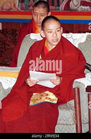 KORREKTUR DES ORTES DER FEIERLICHKEITEN AM DIENSTAG S (151208) -- PEKING, 8. DEZEMBER 2015 -- das am 23. Februar 2001 aufgenommene Foto zeigt den 11. Panchen Lama, Bainqen Erdini Qoigyijabu, der an einer Verlagszeremonie eines Bilderalbums teilnimmt, das seine religiösen Praktiken und sein tägliches Leben beschreibt, in der Großen Halle des Volkes in Peking, der Hauptstadt Chinas. Am Dienstag fand in Xigaze, der autonomen Region Tibet im Südwesten Chinas, anlässlich des 20. Jahrestages der Inthronisierung von Bainqen Erdini Qoigyijabu, dem 11. Panchen Lama, einem der beiden am meisten verehrten lebenden Buddhas im tibetischen Buddhismus, eine Feier statt. )( Stockfoto