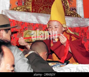 KORREKTUR DES ORTES DER DIENSTAG S FEIER (151208) -- PEKING, 8. Dezember 2015 -- das Aktenfoto vom 17. Juni 1999 zeigt den 11. Panchen Lama, Bainqen Erdini Qoigyijabu, der seinem Bruder in seiner Residenz in Lhasa, der autonomen Region Tibet im Südwesten Chinas, einen ewigen Knoten präsentiert. Am Dienstag fand in Xigaze, der autonomen Region Tibet im Südwesten Chinas, anlässlich des 20. Jahrestages der Inthronisierung von Bainqen Erdini Qoigyijabu, dem 11. Panchen Lama, einem der beiden am meisten verehrten lebenden Buddhas im tibetischen Buddhismus, eine Feier statt. )(MCG) (KORREKTUR) CHINA-TIBET-11TH PANCHEN LAMA-20TH Stockfoto