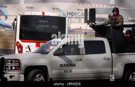 Mexiko: Flugzeug nach Bombendrohung evakuiert (151208) -- MEXICO CITY, 8. Dezember 2015 -- Elemente des Sekretariats der Marine erreichen am 8. Dezember 2015 die Sicherheitszone des Terminals 1 des Internationalen Flughafens von Mexiko-Stadt in Mexiko-Stadt, der Hauptstadt Mexikos. Laut der lokalen Presse wurde am Dienstag ein Flugzeug mit 179 Passagieren auf dem Flughafen von Mexiko-Stadt evakuiert, da eine Bombendrohung bestand. Es wurde festgestellt, dass nach der Ausführung der festgelegten Sicherheitsprotokolle kein Sprengkörper vorhanden ist. ) (rtg) (Ah) MEXIKO-MEXIKO-STADT-SICHERHEITSFLUGZEUG JorgexRios PUBLICATIONxNOTxINxCHN Mexic Stockfoto