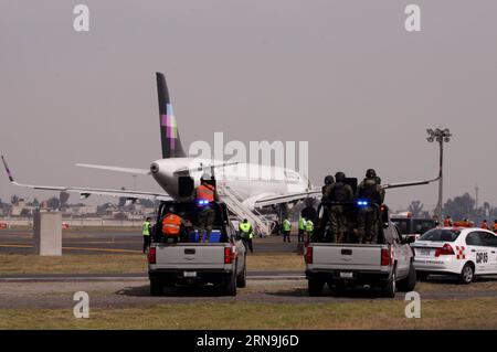 (151208) -- MEXIKO-STADT, 8. Dezember 2015 -- Elemente des Sekretariats der Marine erreichen am 8. Dezember 2015 die Sicherheitszone des Terminals 1 des Internationalen Flughafens von Mexiko-Stadt in Mexiko-Stadt, der Hauptstadt Mexikos. Laut der lokalen Presse wurde am Dienstag ein Flugzeug mit 179 Passagieren auf dem Flughafen von Mexiko-Stadt evakuiert, da eine Bombendrohung bestand. Es wurde festgestellt, dass nach der Ausführung der festgelegten Sicherheitsprotokolle kein Sprengkörper vorhanden ist. ) (rtg) (ah) MEXIKO-MEXIKO-STADT-SICHERHEITSFLUGZEUG JorgexRios PUBLICATIONxNOTxINxCHN 151208 Mexiko-Stadt DEC 8 2015 Element des Geheimnisses Stockfoto