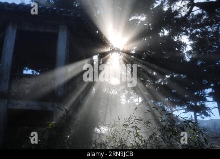 JIUJIANG, 8. Dezember 2015 -- Foto vom 8. Dezember 2015 zeigt die Landschaft des Lushan Mountain in der ostchinesischen Provinz Jiangxi. ) (Ry) CHINA-JIANGXI-LUSHAN-LANDSCHAFT (CN) HuxGuolin PUBLICATIONxNOTxINxCHN Jiujiang DEC 8 2015 Foto aufgenommen AM DEC 8 2015 zeigt die Landschaft in Lushan Mountain East China S Jiangxi Province Ry China Jiangxi Lushan Landschaft CN HuxGuolin PUBLICATIONxNOTxINxCHN Stockfoto