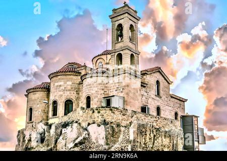 Blick auf die Kirche von Panagia Theoskepasti, Paphos, Zypern. Dies ist eine byzantinische Kirche, wurde im 7. Jahrhundert gegründet. Es wurde in seiner modernen umgebaut Stockfoto